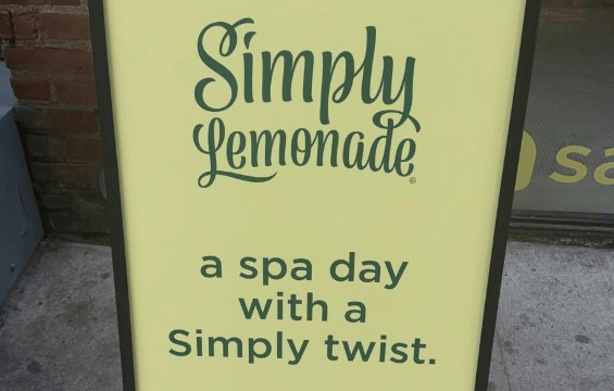 ¿Una marca de bebidas que monta un popup con spa? Te contamos el evento de Simply Lemonade en