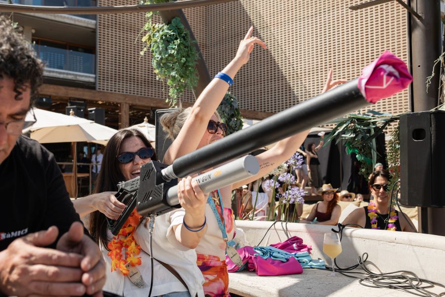 Un futbolín gigante, un dunk tank y más de 700 empleados: así fue la summer party de Scopely