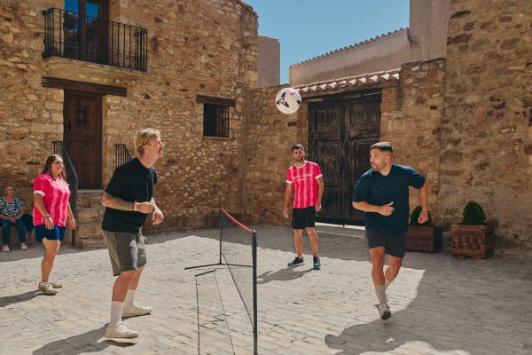 El partido empieza en el pueblo: Airbnb convierte la previa de El Clásico en una experiencia con J