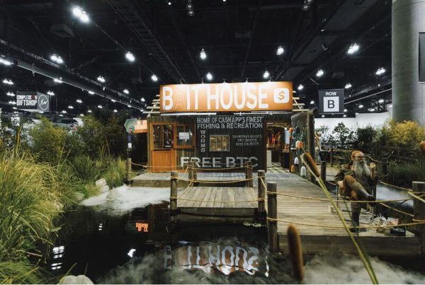 De pescar peces a pescar bitcoins: Nook crea un lago real para Cash App en ComplexCon Los Ángeles