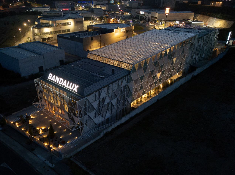 Bandalux presenta en Santiago de Compostela su nuevo complejo: enorme, vanguardista y abierto a eve