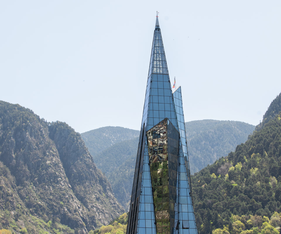 Caldea convierte su icónica torre en un hotel que combina reuniones y bienestar