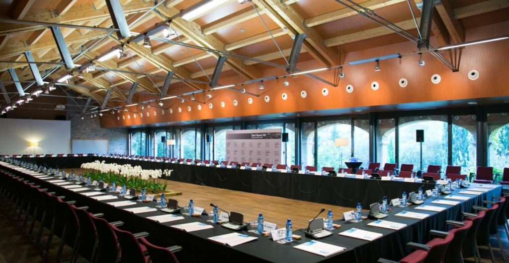 Reuniones en un monasterio del siglo X