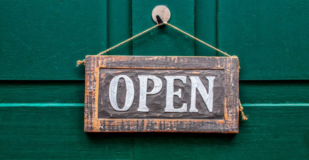 Yes, they’re open! Los hoteles se preparan para la reactivación