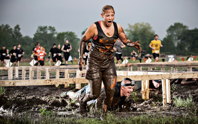 Felices como cerdos jugando en el barro