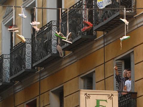 Converse profesionaliza el shoefiti