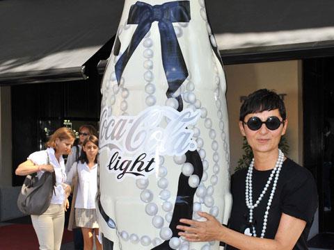 ¿Los nuevos fetiches de la moda internacional? Botellas