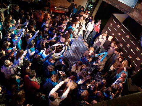 Los clientes de Movistar bailan al ritmo de 40 El Musical