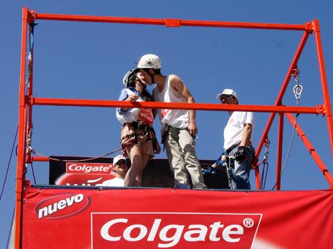 Besos a ocho metros de altura en el centro de Madrid