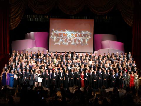 Sonidos gospel y escenarios de excepción: la convención de Catalana Occidente en Nueva York