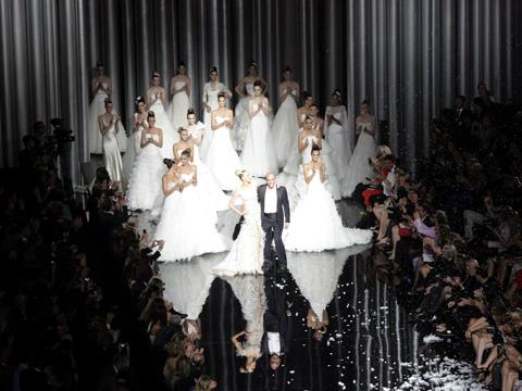 Noche blanca sobre fondo negro en el MNAC