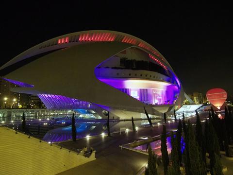 El Palau de les Arts se tiñe de rojo para el Santander