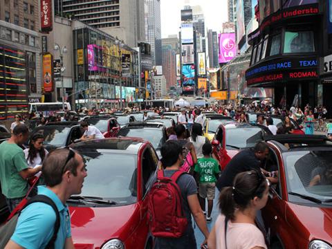 Un drive-in en Times Square: la nueva campaña de Fiat