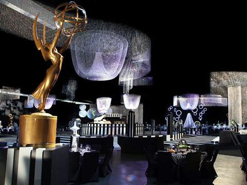 Años 60 y black&white en la cena de los Emmy