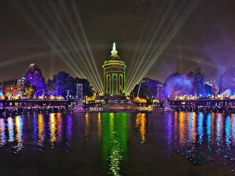 20.000 espectadores y una sinfonía de luces: el 125 aniversario de la invención del coche