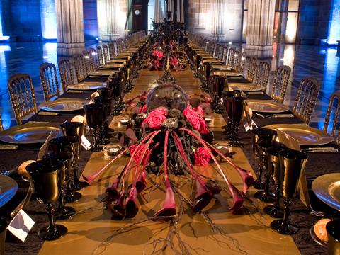 nuevofactor recrea el surrealismo onírico de Dalí en oro y negro