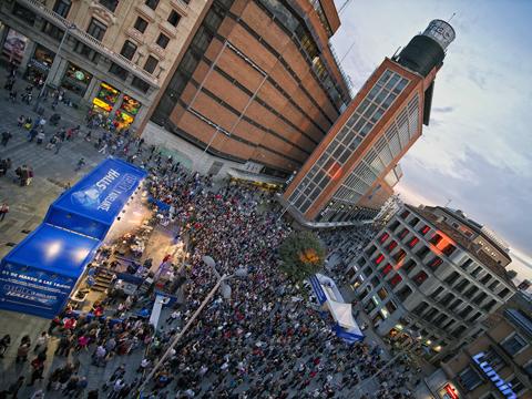 Halls llena Callao de talentos con su campaña