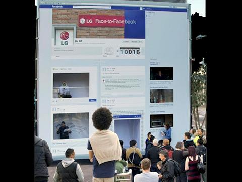 Una página Facebook de ocho metros que se mueve y te habla: la idea de LG