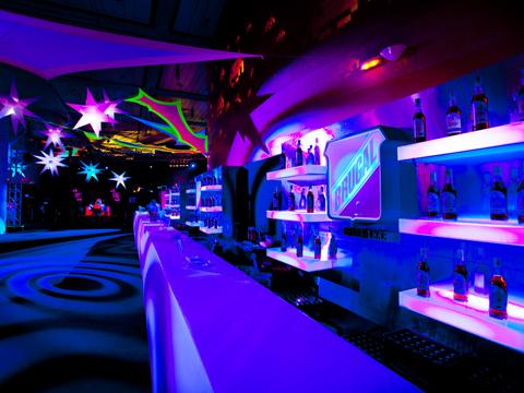 Brugal se va de gira con una Fiesta Neón