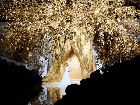 Un gigantesco árbol dorado protagonizó el desfile de Pronovias
