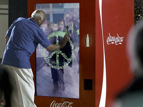 Las Small World Machines de Coca-Cola unen dos estados