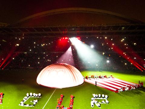 Fans were the stars of the ´goodbye´ to the old San Mamés Stadium
