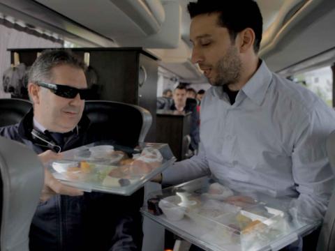 Un autobús muy blanco