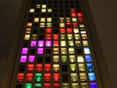 Un Tetris gigante en la fachada del MIT