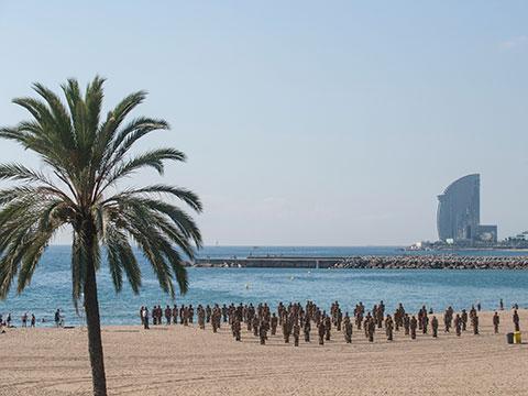 Acción de street marketing de Coronita con un ejército de hombres-basura