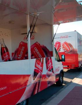 Roadshow de Coca-Cola para repartir latas personalizadas