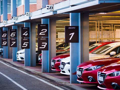 Mazda se va de carrera nocturna en su convención