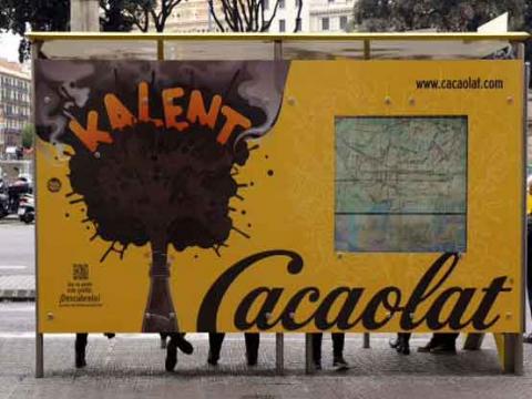 Una parada de autobus… ¡con aroma a Cacaolat!