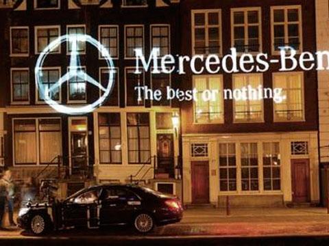 Mercedes-Benz transforma la noche en día con su última acción de street marketing
