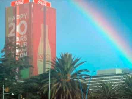 Coca-Cola crea un arco iris artificial en Sudáfrica