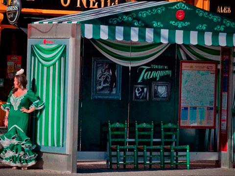Tanqueray transforma en casetas de feria las paradas de bus de Sevilla