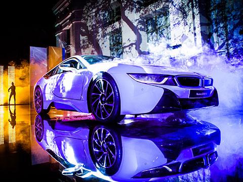 BMW presenta su deportivo en un iluminado bosque azul