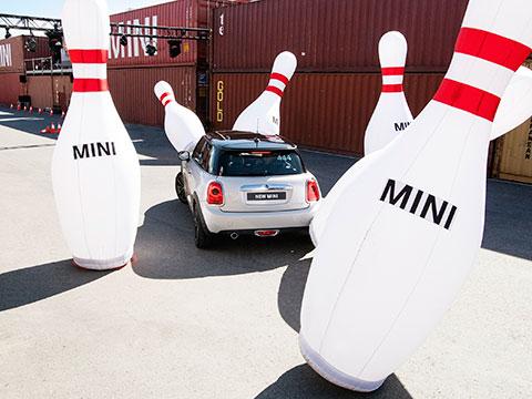 Mini Bowling: un campeonato de bolos gigante donde el coche es la bola