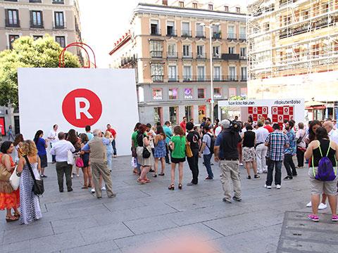 Rakuten instala una bolsa gigante en la calle para celebrar su aniversario