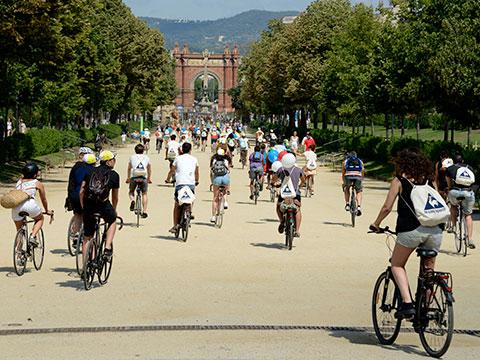 La Parade du Coq recorre las calles de Barcelona llevando el espíritu del Tour de Francia