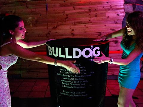 Black Code Night by Bulldog: cuando el evento gira alrededor de una botella