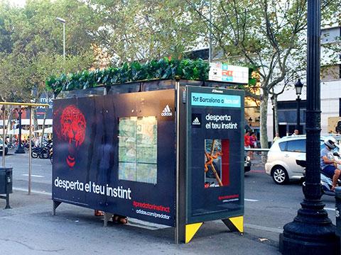 Adidas saca su lado más salvaje con una acción en marquesinas