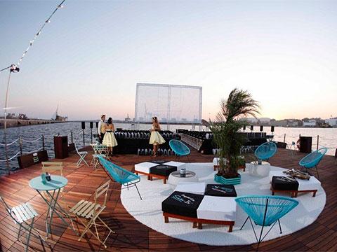 Un cine flotante para mostrar el espíritu vintage y original de Seagram