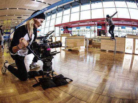 El aeropuerto de Helsinki se convierte en una insólita pista de skate