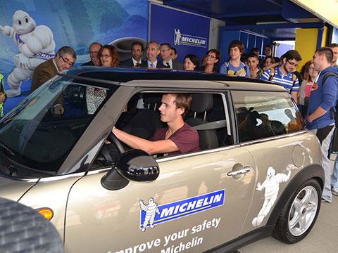 Jóvenes al volante en el roadshow universitario de Michelin