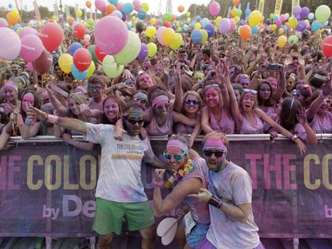 Sevilla enthusiastically response to The Color Run by Desigual
