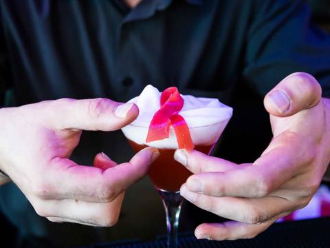 El W se tiñe este mes de rojo solidario contra el sida