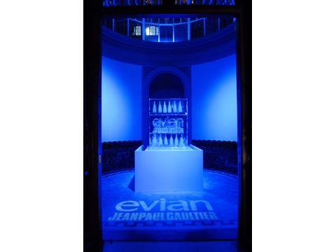 Evian organiza una exclusiva fiesta para presentar su colección de botellas