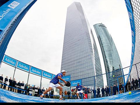 Adeslas se estrena en el pádel montando una pista en la Castellana
