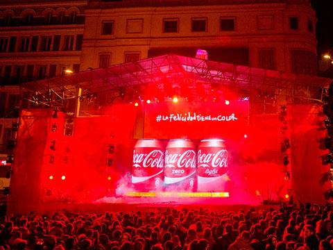 Coca-Cola celebra el Día de la Felicidad con magia y mucho color rojo