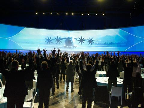 Un hangar como sala plenaria inmersiva para Airbus